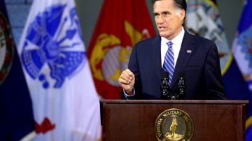 Mitt Romney durante su alocución ayer en el Instituto Militar en Virginia. El republicano logra descontar ventaja de Obama.