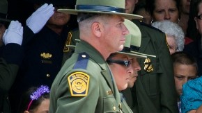 Christy Ivie, la viuda del agente fronterizo Nicholas Ivie, muerto por 'fuego amigo',  en los servicios del funeral, en la Iglesia de Jesucristo de los Santos de los Últimos Días, en sierra Vista, Arizona, ayer.