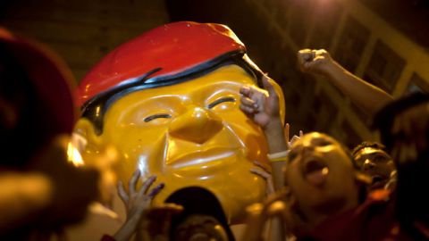 Simpatizantes del presidente de Venezuela, Hugo Chávez, cuando celebraban el triunfo del mandatario en las elecciones del domingo, en el centro de Caracas.