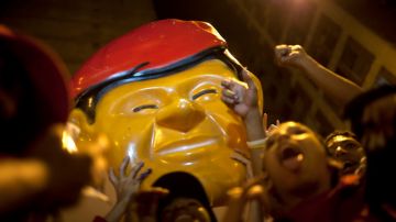 Simpatizantes del presidente de Venezuela, Hugo Chávez, cuando celebraban el triunfo del mandatario en las elecciones del domingo, en el centro de Caracas.
