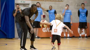 Usain Bolt hizo un espacio a su tiempo para jugar basquetbol con un niño tras sus prácticas de ayer.