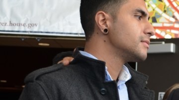 José Quintero y el representante federal Luis Gutiérrez, en la secundaria Roberto Clemente, en Chicago, el sábado pasado.