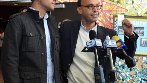 José Quintero y el representante federal Luis Gutiérrez, en la secundaria Roberto Clemente, en Chicago, el sábado pasado.