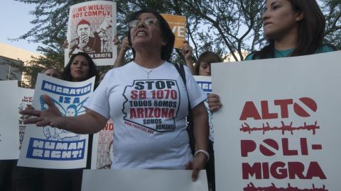 Esta ley autoriza a los policías a revisar el estatus migratorio de un detenido si hay sospechas de que sea indocumentado.