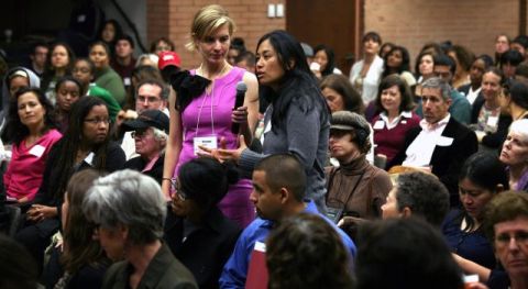 La acción afirmativa da un trato preferencial a un grupo que históricamente haya sufrido discriminación, generalmente a las minorías. En la foto, estudiantes universitarios participan en un evento en USC en Los Ángeles, el 26 de abril de 2012.
