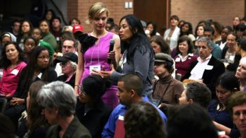 La acción afirmativa da un trato preferencial a un grupo que históricamente haya sufrido discriminación, generalmente a las minorías. En la foto, estudiantes universitarios participan en un evento en USC en Los Ángeles, el 26 de abril de 2012.