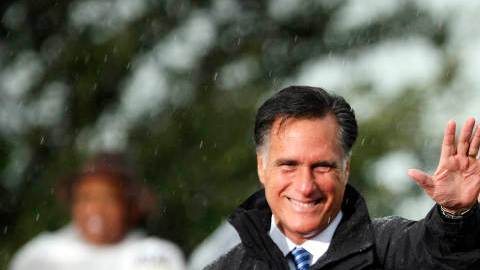 El candidato Republicano a la presidencia Mitt Romney saluda a sus simpatizantes durante un acto de campaña en Newport News, Va.
