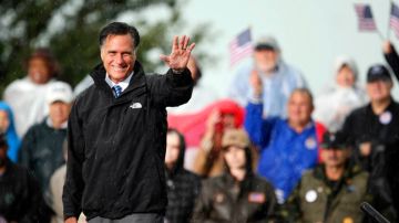 El candidato Republicano a la presidencia Mitt Romney saluda a sus simpatizantes durante un acto de campaña en Newport News, Va.