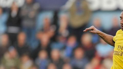 El español Santi Cazorla está muy cómodo en la Liga Premier de Inglaterra.