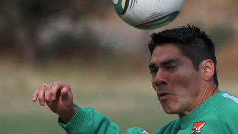 Luis Gutiérrez cabecea el balón en  el entrenamiento de  Bolivia.