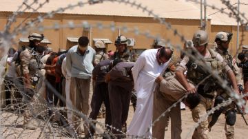 Presuntos miembros de la red terrorista Al Qaeda eran llevados en junio pasado a un centro de detención de Hillah, Irak.