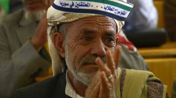Un anciano durante una manifestación en Yemen.