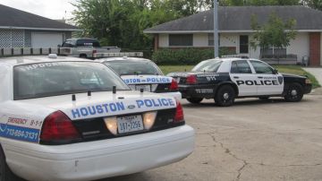 El dueño de una casa baleó a dos sospechosos que pretendían entrar a robar a su propiedad, en el este de Houston.