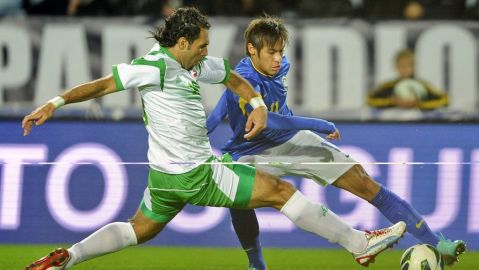 Kaká y otras estrellas de Brasil salieron inspirados para golear a Irak, cuyo entrenador es el brasileño Zico.