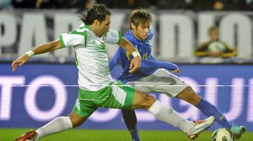 Kaká y otras estrellas de Brasil salieron inspirados para golear a Irak, cuyo entrenador es el brasileño Zico.