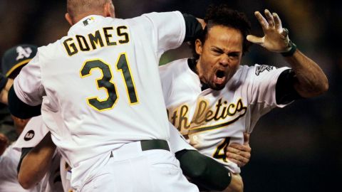 Candente final en Oakland. Los Atléticos forzaron el quinto juego, tras dar la vuelta a Tigres con un rally de tres carreras.