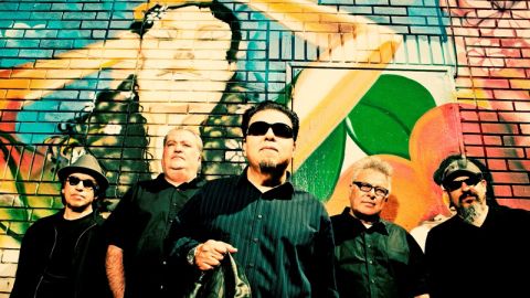Los Lobos tocarán sus pasados y nuevos éxitos en el recital que abrirá el concierto de Neil Young y Crazy Horse.