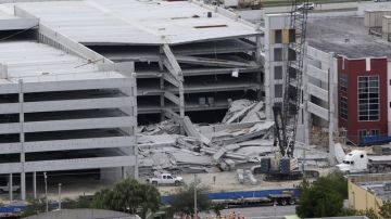 Cinco pisos de un estacionamiento en el Miami Dade College se derrumbaron ayer, en Doral, Florida.