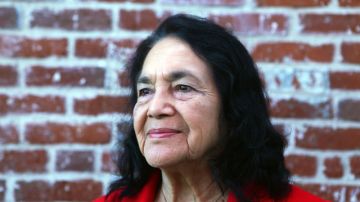 Dolores Huerta, famosa activista de derechos civiles y laborales, fue honrada con la Medalla Presidencial de la Libertad en