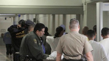 Desde octubre del 2011, cuando entró en efecto la ley,  9,750 individuos fueron trasladados bajo la custodia del condado.