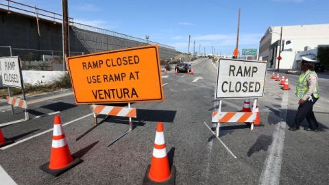 Un vehículo de la Patrulla de Caminos de California hace cumplir el cierre de la autopista Interestatal 405 en la rampa de entrada situada cerca de la esquina de Santa Monica Boulevard y Cotner Ave.