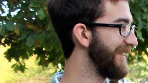 La gran mayoría de los voluntarios que están tocando puertas y hablando con la gente para sacar el voto son  jóvenes.