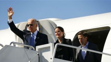 Poco antes, mientras viajaba en avión hacia Kentucky, Biden recibió una llamada del presidente de EE.UU., Barack Obama, que le deseó “buena suerte” esta noche.