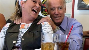 En esta foto de septiembre de 2012, el vicepresidente Joe Biden visita a comensales en un restaurante de Seaman, Ohio.