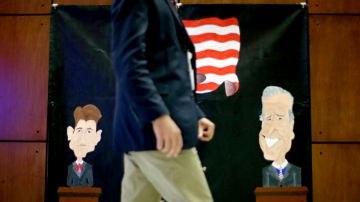 Un cartel elaborado por chicos de primaria muestra caricaturas de los candidatos a vicepresidentes Rep. Paul Ryan, izq. y Joe Biden en Danville, Ky.