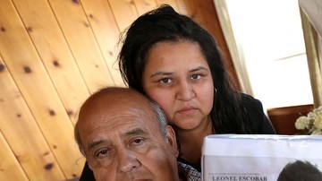 Don Leonel Escobar, acompañado de su hija Ana Escobar, muestra la foto de su hijo  fallecido.