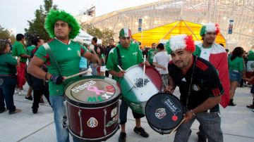 Fans de la selección mexicana de futbol en el estadio BBVA Compass de Houston para el juego México contra Guyana.