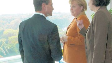El presidente electo de México, Enrique Peña Nieto, fue recibido ayer por la canciller de Alemania, Angela Merkel (c).