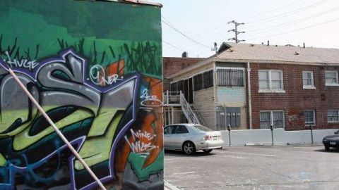 Los Ángeles ha estado plagada por la violencia de las pandillas y ha avanzado en contener la presencia de estas en la ciudad. Cualquier superficie puede ser un lienzo en el que las bandas locales marcan su territorio.