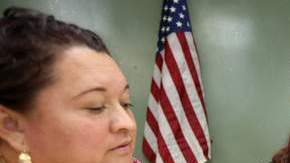 Odilia Romero, del Fondo Indígena, le muestra a Guadalupe Caballero y a su hija Yadira cómo llenar los formularios para solicitar el beneficio de DACA.