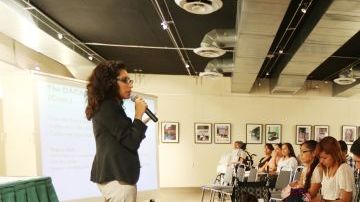 Jóvenes en un taller sobre el programa de acción diferida (DACA) en el Consulado de México en Los Ángeles.