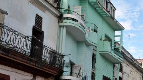 Vista de las fachadas de varias viviendas en La Habana, Cuba.