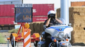 Un policia de Yuma vigila que los condutores no conduzcan a demasiada velocidad.
