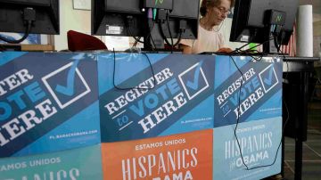 Una voluntaria de campaña trabaja en la captura de datos de registro de electores en una oficina de campaña del presidente Barack Obama, el lunes 8 de octubre de 2012 en Miami.