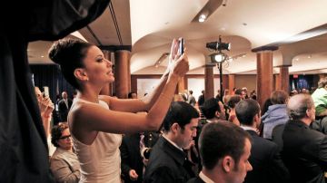 Eva Longoria usa su teléfono móvil para tomar una foto del Presidente Barack Obama en un evento organizado por Ricky Martin en Nueva York. (AP Photo/Pablo Martinez Monsivais, File