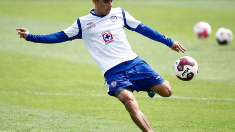 Omar Bravo guía a Cruz Azul en el juego ante Querétaro.