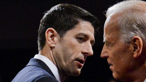 Paul Ryan (i), y Joe Biden se miran durante el debate celebrado el jueves en la universidad Centre College de Danville, Kentucky.