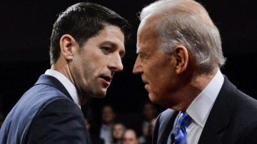 Paul Ryan (i), y Joe Biden se miran durante el debate celebrado el jueves en la universidad Centre College de Danville, Kentucky.