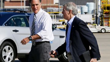 El republicano Mitt Romney (i), caminaba ayer junto al senador Rob Portman, del estado de Ohio, luego de su arribo  a Richmond, Virginia.