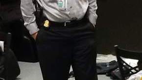 Le encontraron  una granada de humo, cuchillos, bolsas para cadáveres, hachuela,  bastón plegable,  cachiporras, esposas y grilletes.