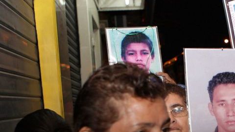 Madres hondureñas muestran los retratos de sus hijos desaparecidos que viajaron ilegalmente hacia Estados Unidos.
