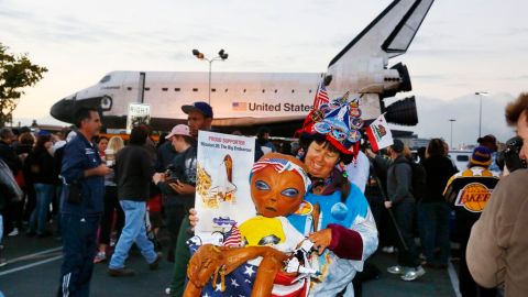 El trasbordador no solo lanzó a las calles a los angelinos sino también a personas que vinieron de otros estados para verlo.
