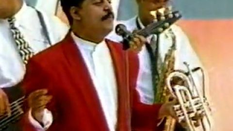 En 1994 el gobierno dominicano decidió condecorar a Vargas con la Orden Heráldica de Cristóbal Colón en el Grado de Caballero.