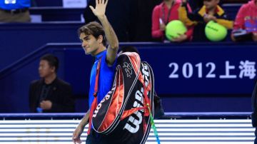 Con un rostro de resignación, Federer se despide de la fanaticada.