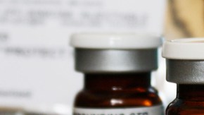 Frascos de esteroides inyectable distribuidos por la compañía New England Compounding implicada en el brote de meningitis por hongo.
