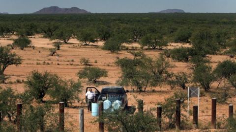 El grupo deja botellas de agua en los senderos, recoge la basura en el desierto y acude a la línea divisoria para desaminar a los inmigrantes que buscan adentrarse en el peligroso territorio.
